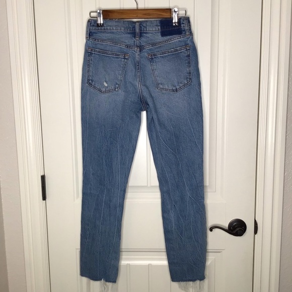 Abercrombie & Fitch The Boyfriend Mid Rise Distressed Jeans. - Picture 4 of 10